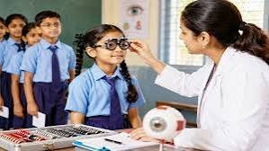 सरकारी स्कूलों में विद्यार्थियों की नेत्र जांच अभियान