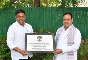 हरियालो राजस्थान अभियान के तहत पौधरोपण करते लोग