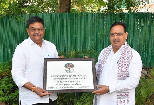 हरियालो राजस्थान अभियान के तहत पौधरोपण करते लोग