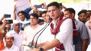 सचिन पायलट वीरेंद्र धाम में छात्रों के साथ नाश्ता करते हुए