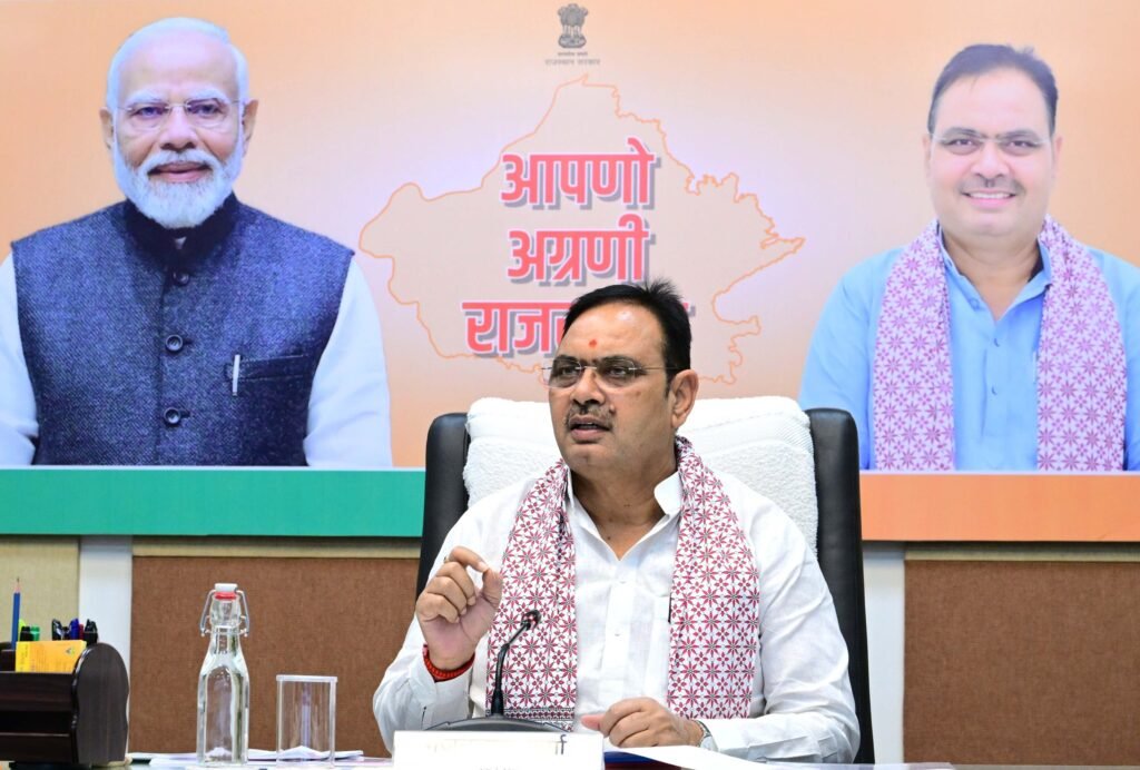 मुख्यमंत्री भजनलाल शर्मा ग्रामीण विकास बैठक में अधिकारियों के साथ
