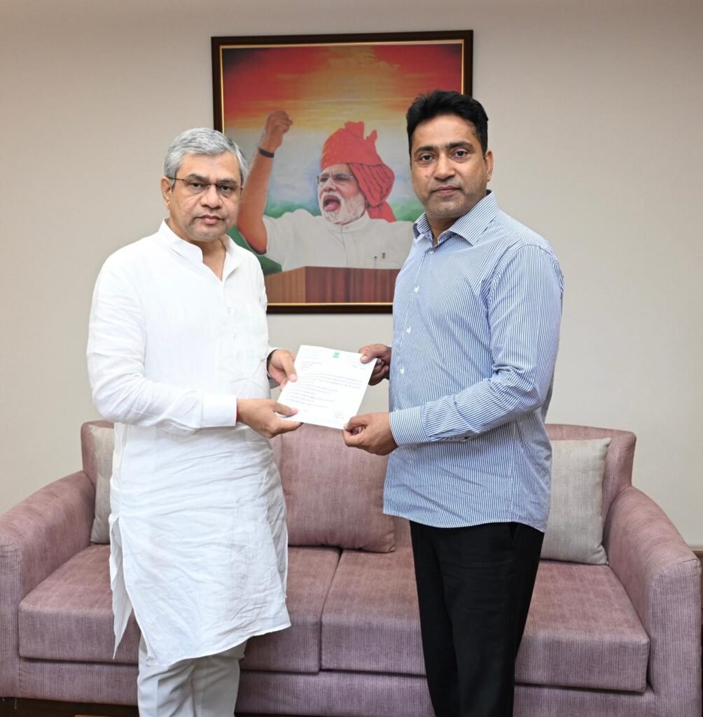 रेल मंत्री अश्विनी वैष्णव से मुलाकात करते सांसद राहुल कस्वां