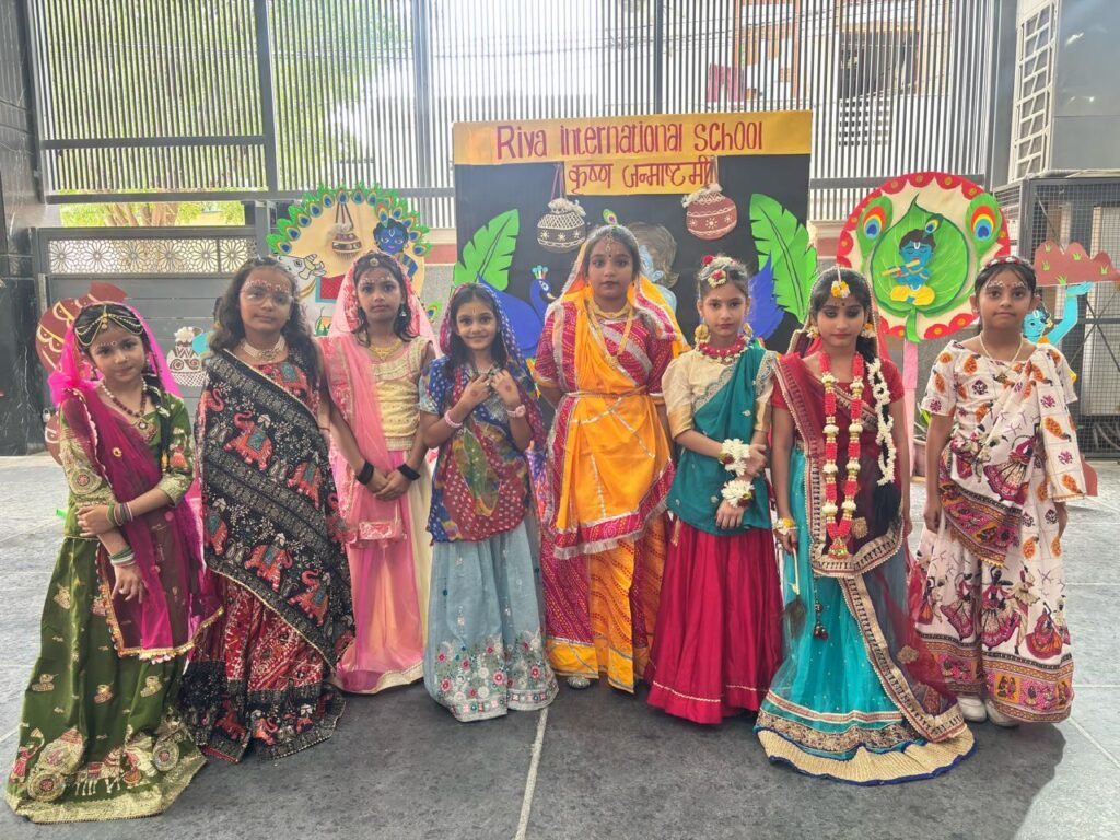 सांगानेर के रिया इंटरनेशनल स्कूल में जन्माष्टमी उत्सव मनाते बच्चे