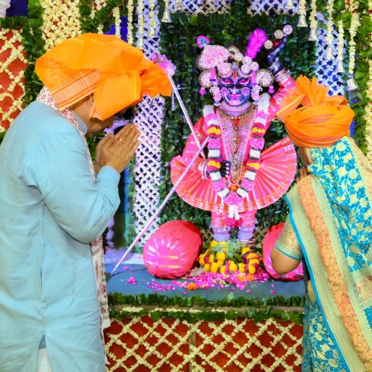 जन्माष्टमी पर मुख्यमंत्री भजनलाल शर्मा ने श्रीनाथजी मंदिर में किए दर्शन, श्री गिरिराज जी का किया अभिषेक