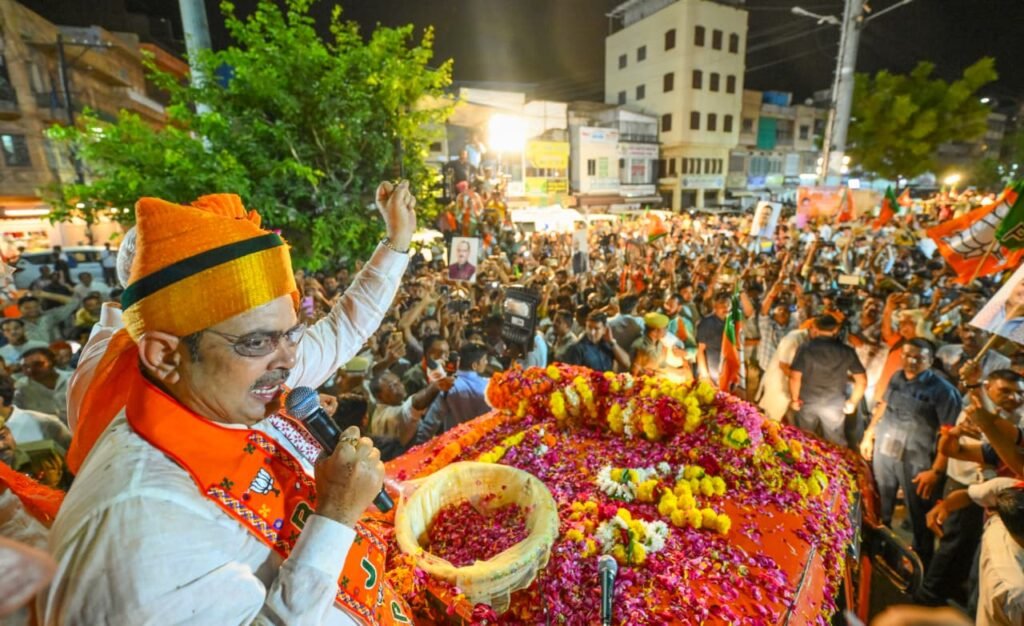 जोधपुर में BJP प्रत्याशियों के समर्थन में रोड शो करते मुख्यमंत्री भजनलाल शर्मा