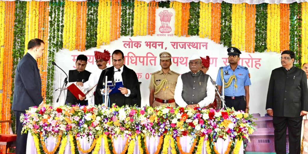 राजस्थान हाईकोर्ट के मुख्य न्यायाधिपति संजय कुमार अग्रवाल शपथ लेते हुए