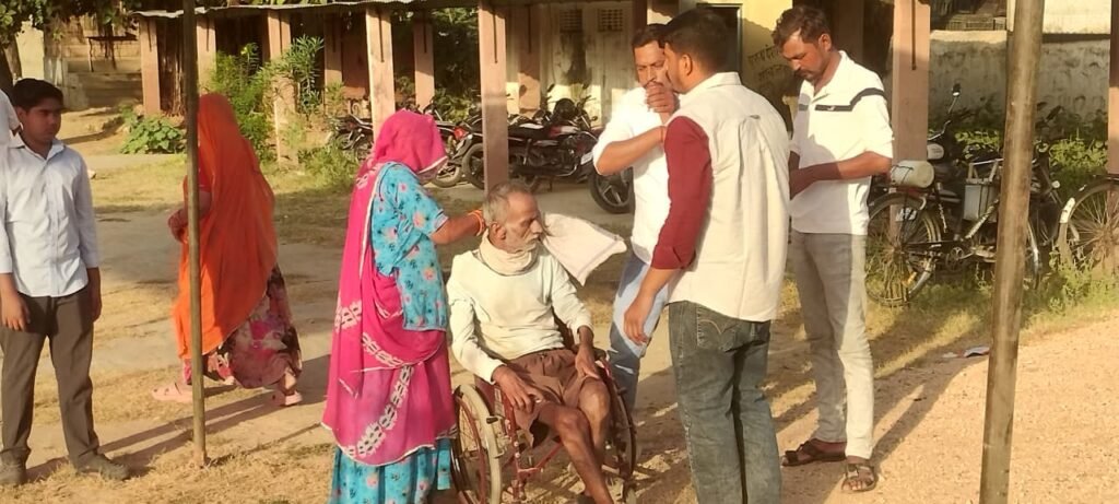 कुचेरा में मतदान करते बुजुर्ग और दिव्यांग मतदाता
