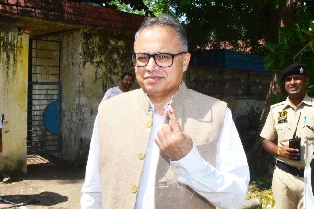 निकाय चुनाव में डीजीपी राजीव कुमार शर्मा ने किया मतदान