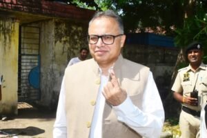 डीजीपी राजीव कुमार शर्मा ने गांधीनगर में निकाय चुनाव में मतदान किया