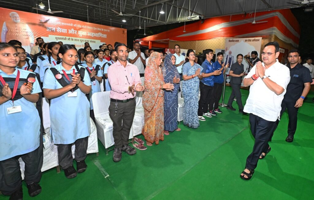 मुख्यमंत्री भजनलाल शर्मा ने युवाओं के साथ आशीर्वाद के दीये जलाए