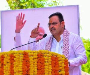सेवा संकल्प यात्रा में प्रतिभागियों से संवाद करते प्रधानमंत्री नरेंद्र मोदी