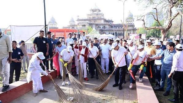 अल्बर्ट हॉल पर स्वच्छता अभियान में शामिल हुए नितिन नवीन और भजनलाल शर्मा