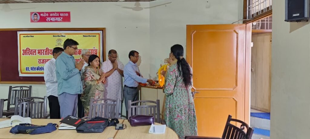 जयपुर संभाग की शैक्षिक बैठक में मौजूद पदाधिकारी