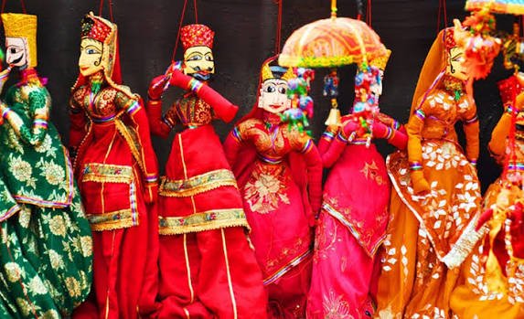 राजस्थान की सांस्कृतिक विरासत और पारंपरिक लोकनृत्य प्रस्तुत करते कलाकार