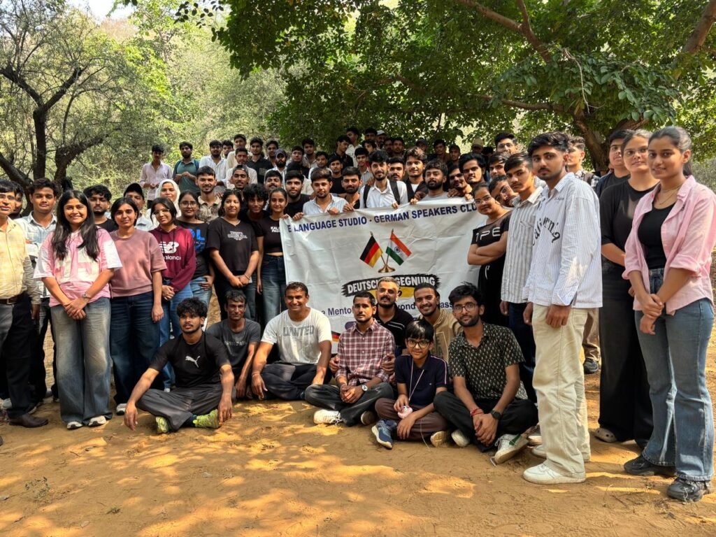 नींदड़ पहाड़ियों में ट्रेकिंग करते विद्यार्थी