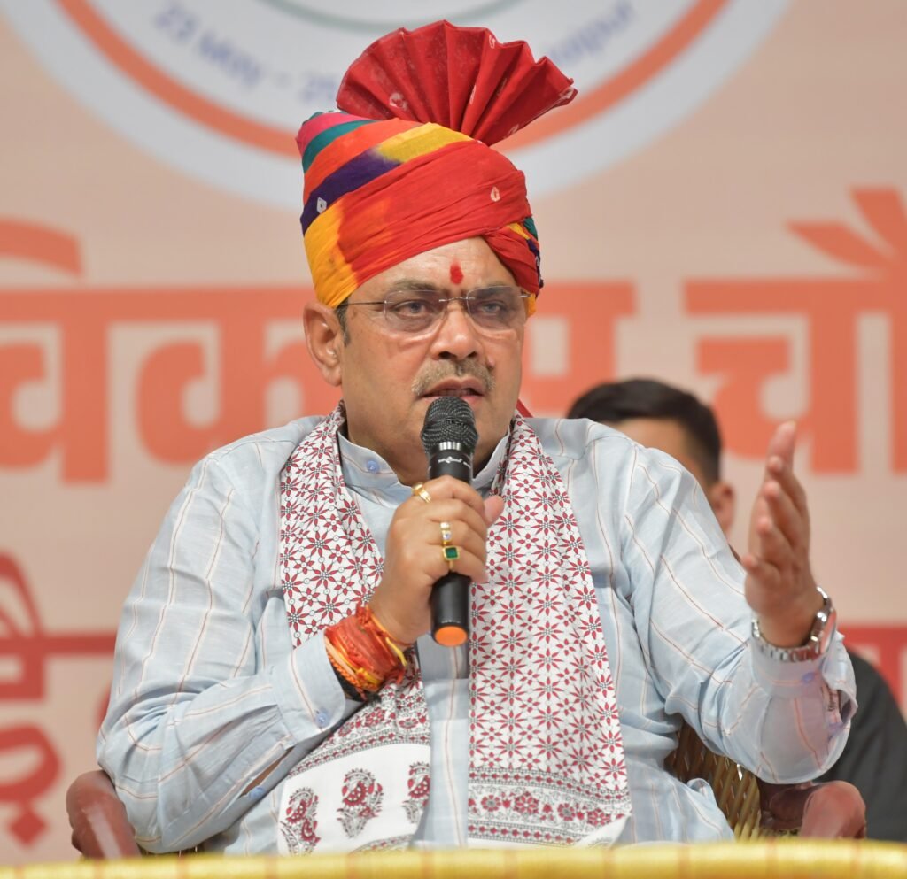 राजस्थान में सिंचाई सुविधाओं और आधुनिक कृषि तकनीकों से खेती करते किसान