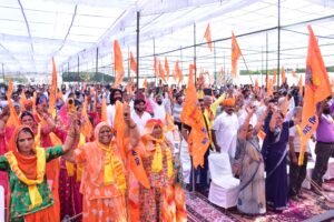 जयपुर के विद्याधर नगर स्टेडियम में सवर्ण आक्रोश सभा के दौरान जुटे लोग