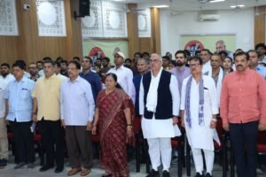 जयपुर भाजपा कार्यालय में मन की बात 139वीं कड़ी सुनते संजय भाटिया और मंजू शर्मा