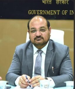 भारतीय खेत में डिजिटल तकनीक से खेती की जानकारी लेता किसान