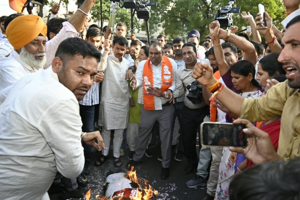 जयपुर में खरगे की टिप्पणी के विरोध में भाजपा का प्रदर्शन, पुतला फूंका