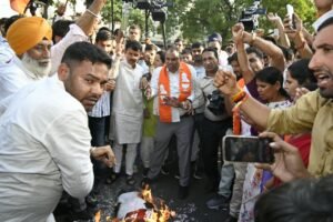 जयपुर में खरगे की टिप्पणी के विरोध में भाजपा कार्यकर्ताओं का प्रदर्शन