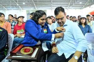 मुख्यमंत्री भजनलाल शर्मा जयपुर में विशेष योग्यजन युवा संवाद कार्यक्रम के दौरान पैरा खिलाड़ियों और लाभार्थियों को सम्मानित करते हुए।