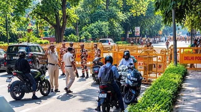 दिल्ली के जंतर-मंतर पर CJP प्रोटेस्ट के दौरान तैनात पुलिसकर्मी और प्रदर्शनकारी
