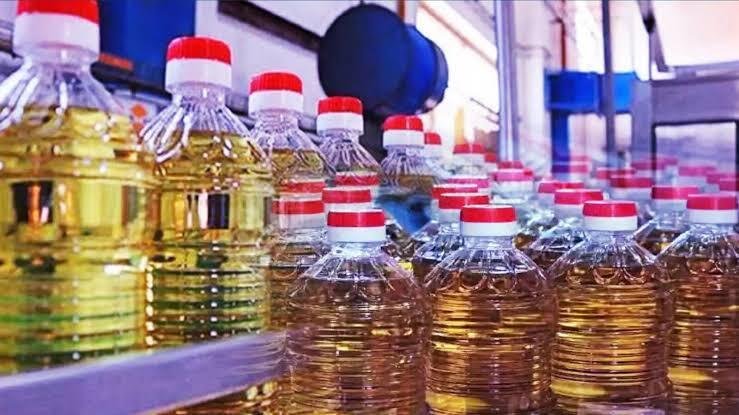 भारत का खाद्य तेल आयात घटने के बीच सूरजमुखी तेल की बोतल और बीज